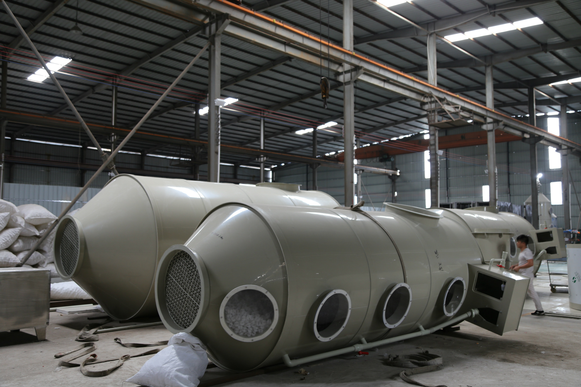 采用該工藝處理某PVC塑料生產(chǎn)企業(yè)的生產(chǎn)廢氣，吸收液在噴淋塔循環(huán)液中所占體積分?jǐn)?shù)為15%時(shí)，廢氣中各污染物指標(biāo)的去除率達(dá)85%以上，對(duì)于難處理的苯系物也能較好地去除；處理后廢氣中各污染物指標(biāo)的含量滿足GB14554—1993《惡臭污染物排放標(biāo)準(zhǔn)》和DB44/27—2001《大氣污染物排放限值》的要求；該工藝裝置運(yùn)行費(fèi)用較低，僅為電費(fèi)和少量藥劑費(fèi)用，吸收液可循環(huán)使用，設(shè)備保養(yǎng)及維護(hù)簡(jiǎn)單，可滿足市場(chǎng)需求。