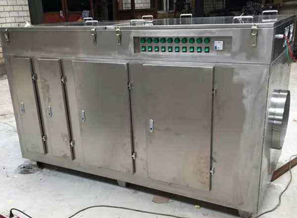 對于半導(dǎo)體廠家而言，在去光阻工序中常會使用的去光阻液，雖絕有些工廠車間目前都已采用冷凝吸收器進(jìn)行去光阻工序排氣前的預(yù)處理凈化并回收，回收效率約在90%以上，但對于其所衍生的低濃度(<5ppm)有機(jī)惡臭污染物，礙于既有處理等級限制，無法將所有問題一并解決，也長期造成從業(yè)者許多困擾，這些含硫化合物氣體不但是造成高科技業(yè)或相關(guān)園區(qū)廢水廠空氣污染臭味投訴的主因，同時(shí)也是使被污染的空氣導(dǎo)引進(jìn)入如半導(dǎo)體晶圓制造廠及TFT-LCD。