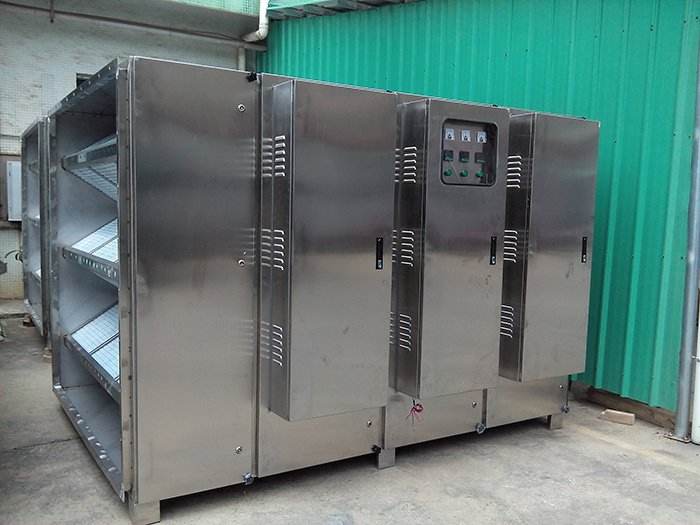 設(shè)備配置：噴淋+光解，光解：THY-EQ30000廢氣UV高效光解凈化設(shè)備；  處理標(biāo)準(zhǔn)：惡臭污染物排放標(biāo)準(zhǔn)》(GB14554-1993)排放標(biāo)準(zhǔn)；