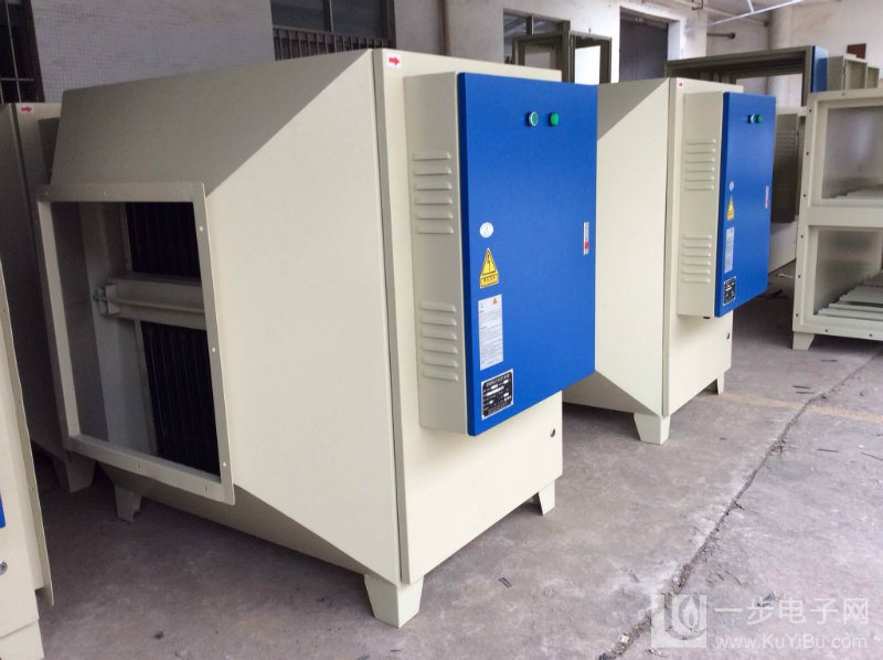  膠鞋廠除臭設(shè)備也有采用采用UV光解廢氣凈化裝置+活性炭吸附床相結(jié)合的方式，確保廢氣處理后完全達(dá)到環(huán)保部門的相關(guān)排放標(biāo)準(zhǔn)。廢氣首先由集氣罩收集經(jīng)管道進(jìn)入U(xiǎn)V光解廢氣凈化裝置，處理后再進(jìn)入活性炭吸附床進(jìn)行進(jìn)一步深化處理。