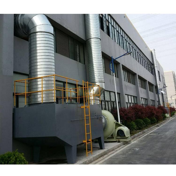 合成香料的精細(xì)化工生產(chǎn)企業(yè)，主要有醇類、酮類、醛類、酯類、酸類、醚類和酰胺類等七大類十多個(gè)香料品種，其使用的原材料主要為乙醛、乙醇、甲苯、乙酸等有機(jī)原料，其產(chǎn)生的廢氣也都是含有醛類、醇類、酮類、酯類、酸類、醚類的有機(jī)廢氣，廢氣經(jīng)～套8000立方/,b時(shí)堿洗加活性炭吸附裝置處理后，經(jīng)3O米煙囪排放，雖然廢氣排口污染物含量符合標(biāo)準(zhǔn)，但排放中的異味還是不能有效去除，廢氣需要進(jìn)一步處理，消除潛在危害